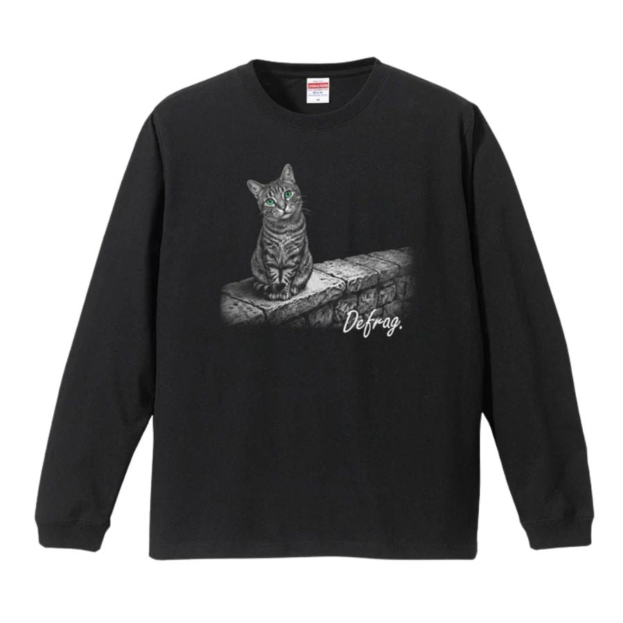 黒い長袖Tシャツに石段の上のキジトラ猫を描いたデザイン