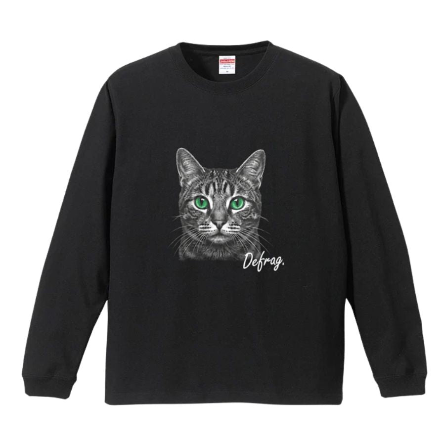 黒い長袖Tシャツに緑の瞳のキジトラ猫の顔を描いたデザイン