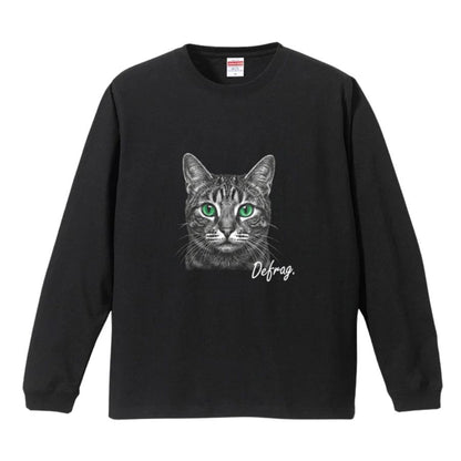 黒い長袖Tシャツに緑の瞳のキジトラ猫の顔を描いたデザイン