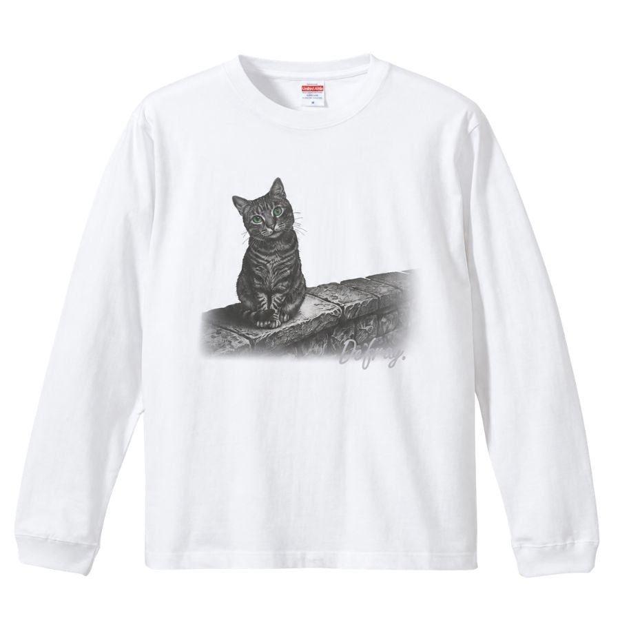 白い長袖Tシャツに石段のキジトラ猫を描いたデザイン