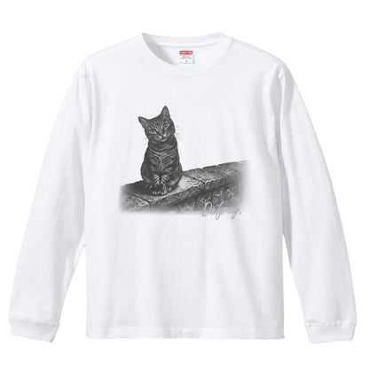 白い長袖Tシャツに石段のキジトラ猫を描いたデザイン