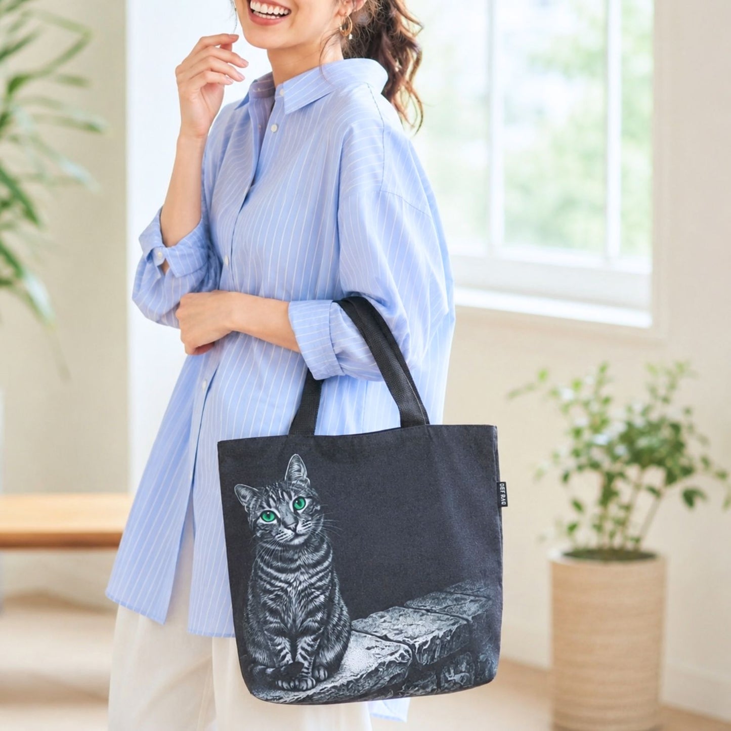 塀の上の猫：グラフィックキャット ポリ帆布トート