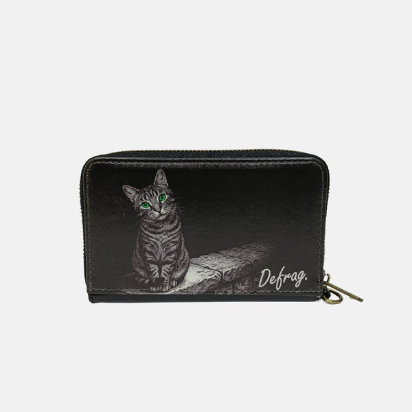 塀の上のキジトラ猫をプリントした黒いラウンドファスナーコインケースの正面