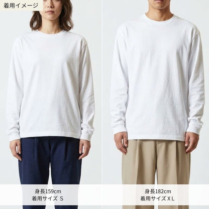 白い長袖Tシャツに石段の猫を描いたデザイン