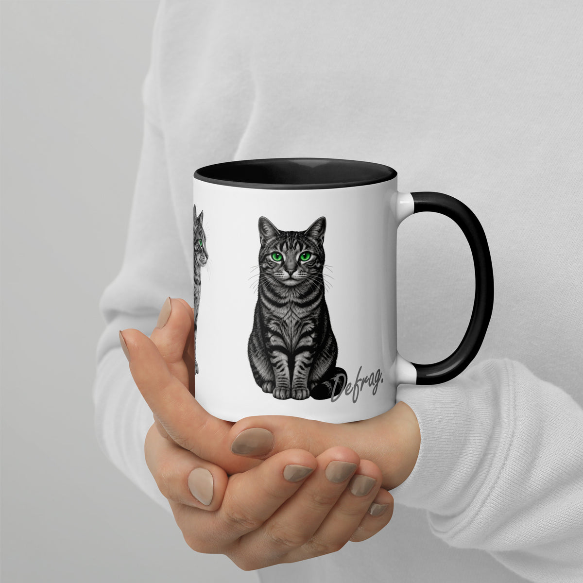 正面にキジトラ猫を描いたマグカップを手に持った使用イメージ