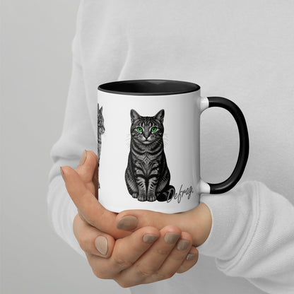正面にキジトラ猫を描いたマグカップを手に持った使用イメージ