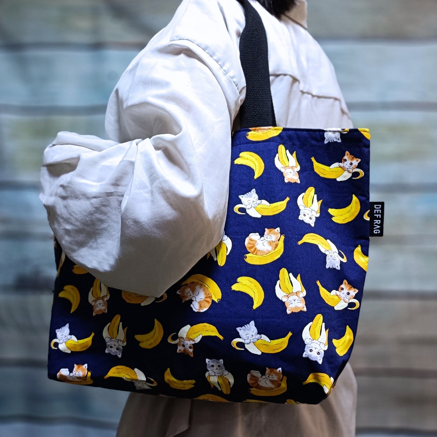 【新品】猫柄トートバッグ：ねこまみれ／ねこばなな