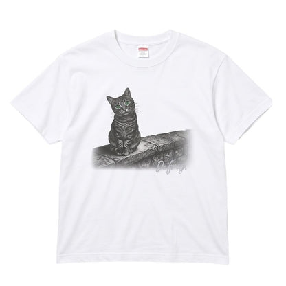 白い半袖Tシャツに石段のキジトラ猫を描いたデザイン