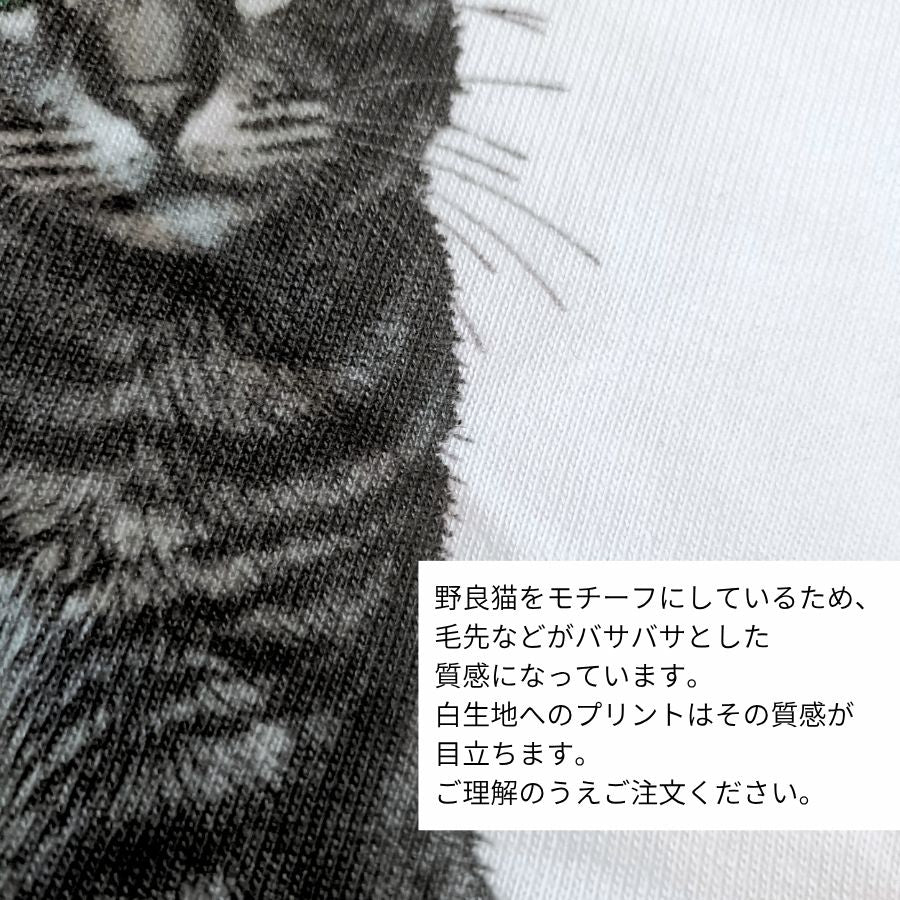 黒い長袖Tシャツにキジトラ猫の顔を描いたデザイン