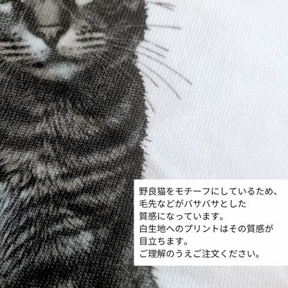 黒い長袖Tシャツにキジトラ猫の顔を描いたデザイン