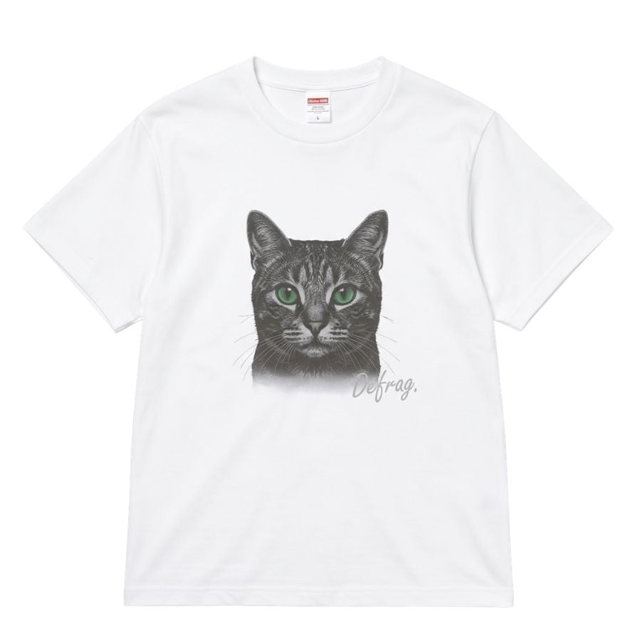 白Tシャツにプリントされたキジトラの顔と毛並みのアップ