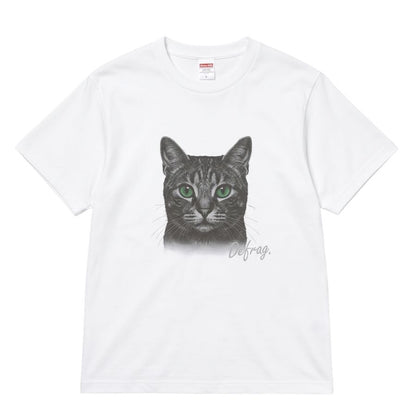 白Tシャツにプリントされたキジトラの顔と毛並みのアップ